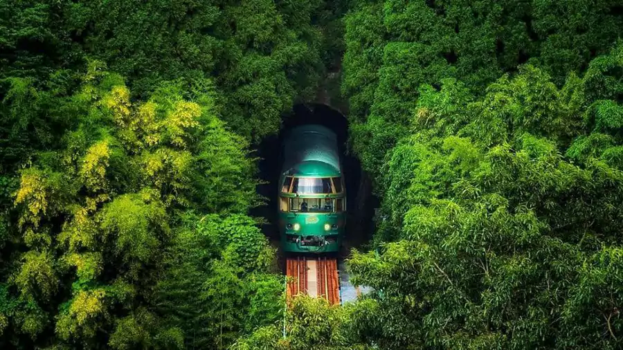 墨绿色的车身从群山间缓缓驶出 墨绿色的车身从群山间缓缓驶出