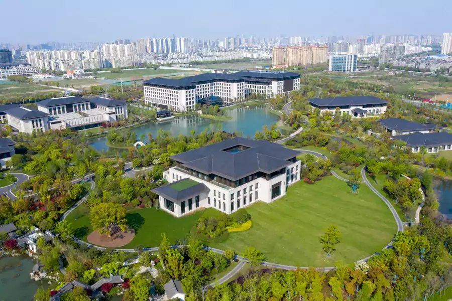 大片太湖石堆叠的假山错落有致 大片太湖石堆叠的假山错落有致