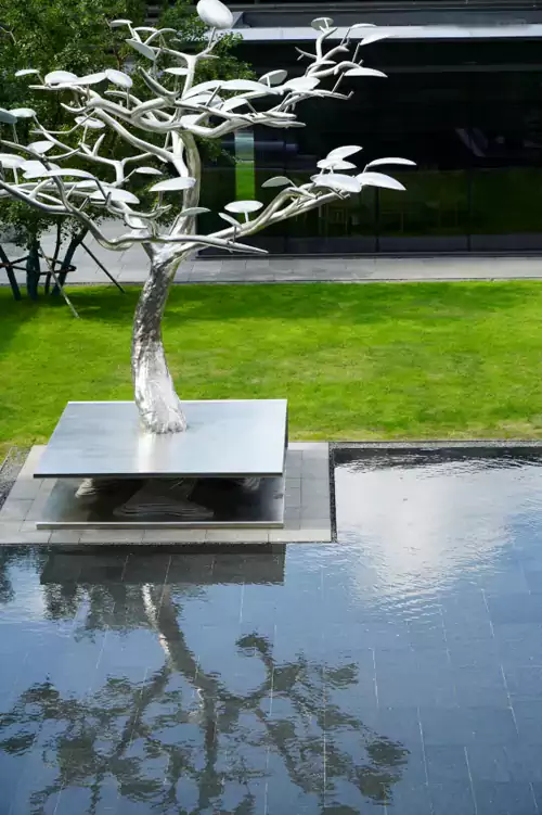 最先撞入眼帘的是《树・聚》艺术装置 最先撞入眼帘的是《树・聚》艺术装置