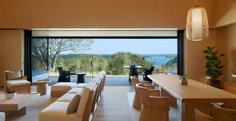 超大观景窗将阿戈湾的海景或日式庭院的绿意框进室内