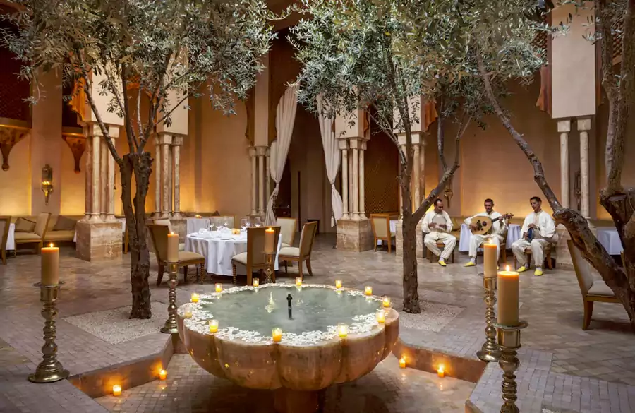 入口柱廊的大理石喷泉里,流水裹着玫瑰花瓣缓缓坠落 入口柱廊的大理石喷泉里,流水裹着玫瑰花瓣缓缓坠落