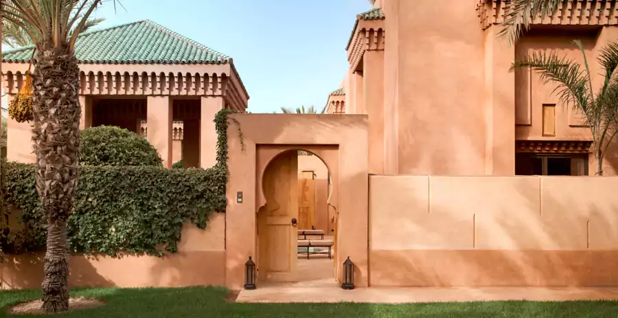 推开厚重的木门,半圆拱门串起的走廊像现实版纪念碑谷 推开厚重的木门,半圆拱门串起的走廊像现实版纪念碑谷