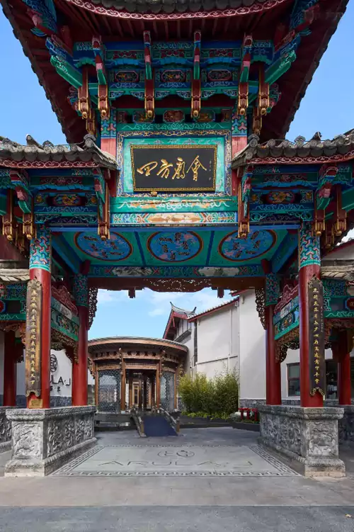 如今酒店门口还立着那座保留完好的庙会大门 如今酒店门口还立着那座保留完好的庙会大门