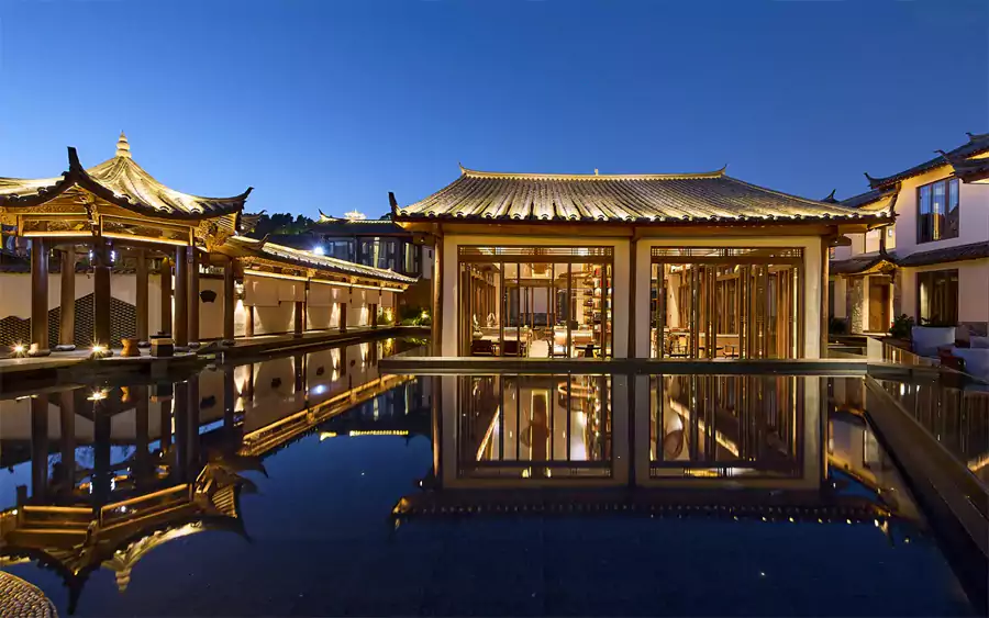 纳西族木质楼阁架着飞檐翘角 纳西族木质楼阁架着飞檐翘角