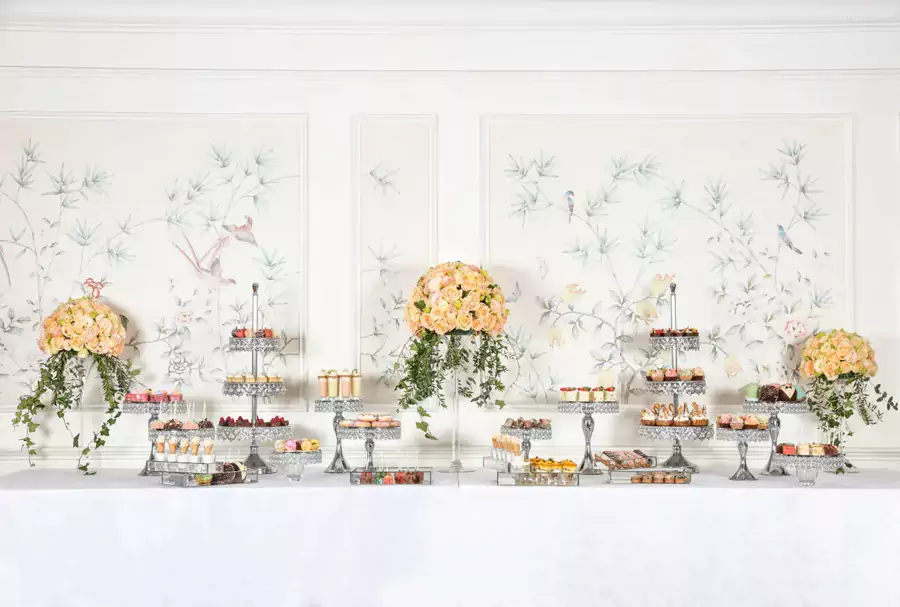 三层点心架上摆着粤式酥点与法式马卡龙 三层点心架上摆着粤式酥点与法式马卡龙