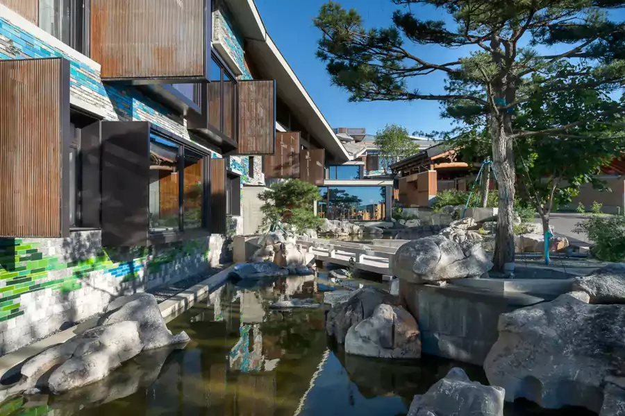 山庄的建筑布局还藏着移步换景的巧思