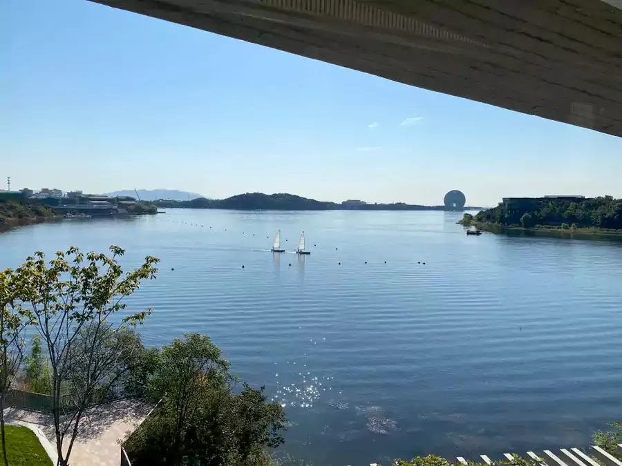 当夕阳洒在瓦爿墙上，湖面泛起粼粼波光