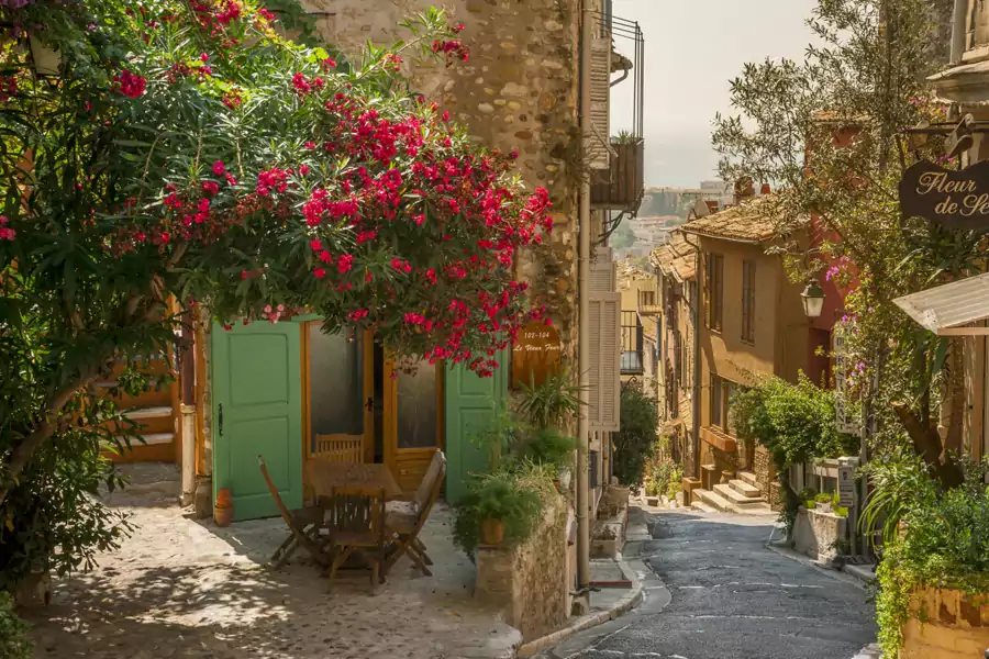 卡纳德城堡酒店坐落在山坡上的古堡