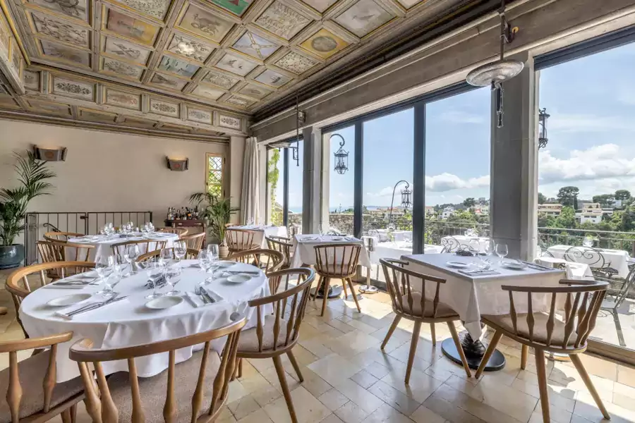 阳光直直洒在餐桌的餐布上