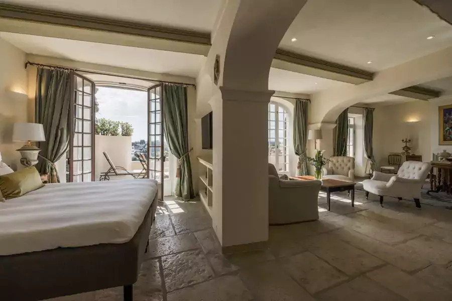 尊贵套房，站在私人阳台上，不仅能俯瞰全城，还能瞥见远处地中海的粼粼波光