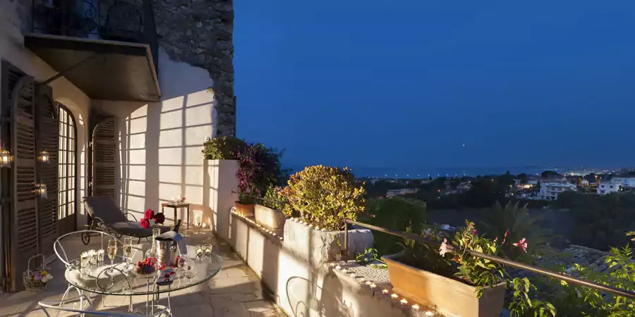 夕阳把古堡的尖顶染成金红色