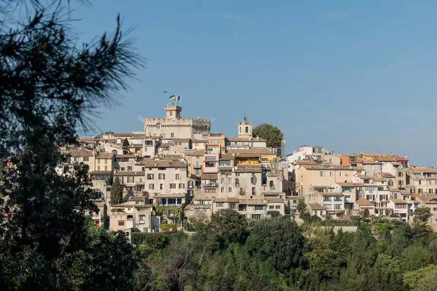 走出酒店，便是卡涅的温柔