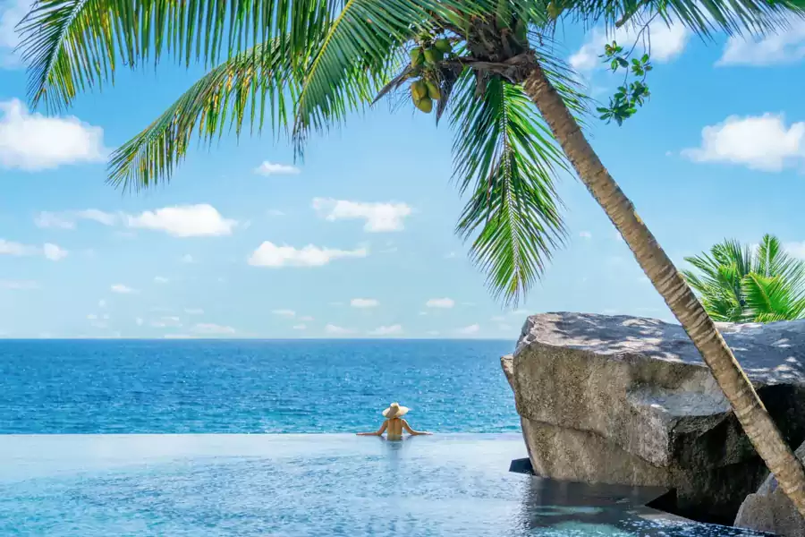 是自然与奢华的共生，是艺术与海岛的对话