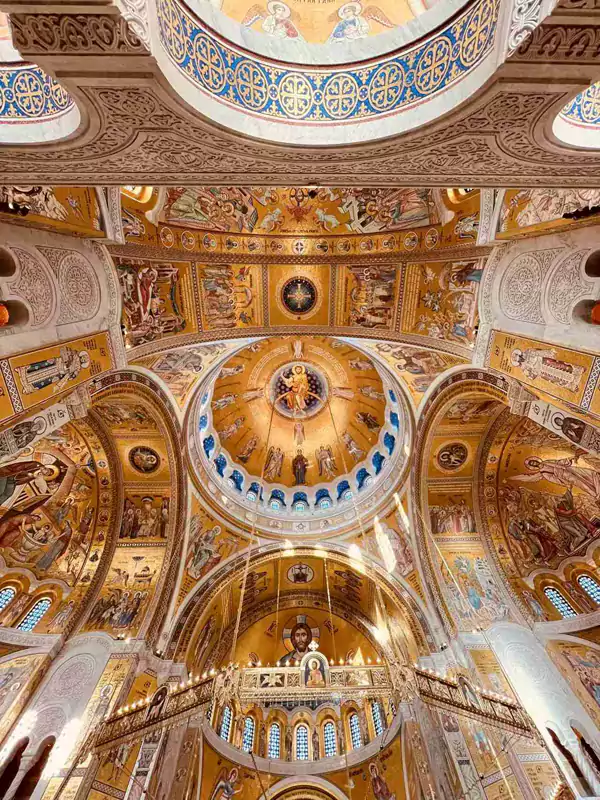 采用拜占庭式风格,圆润的拱形屋顶撑起庄穆的气场 采用拜占庭式风格,圆润的拱形屋顶撑起庄穆的气场