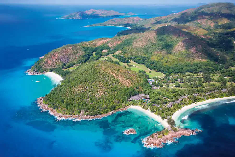 这家开业 20 余年的老酒店,藏在普拉兰岛西北角的海岸岬角上 这家开业 20 余年的老酒店,藏在普拉兰岛西北角的海岸岬角上