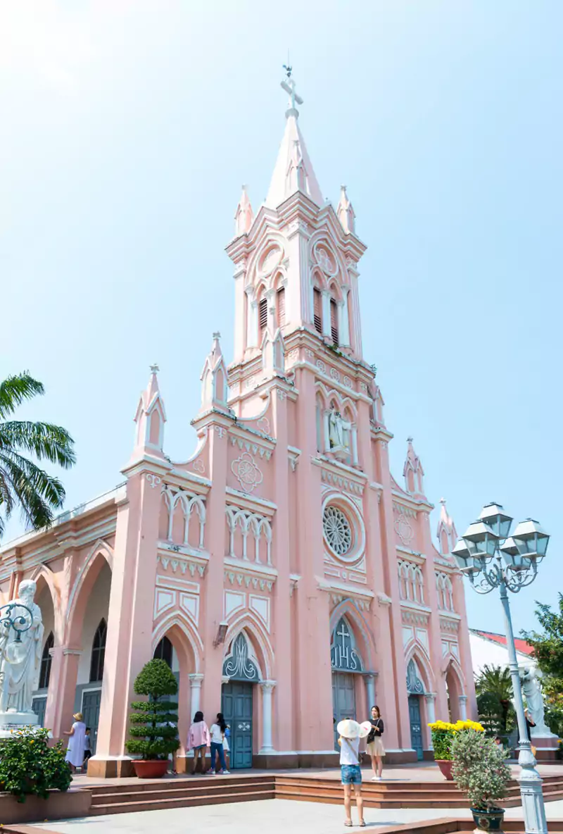 不同于传统教堂的肃穆，它的哥特式尖顶裹着一层淡淡的粉