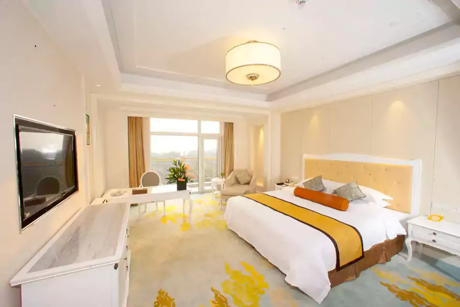 欧式风格的房间则以白色为主调,搭配柔软的地毯与精致的水晶灯 欧式风格的房间则以白色为主调,搭配柔软的地毯与精致的水晶灯