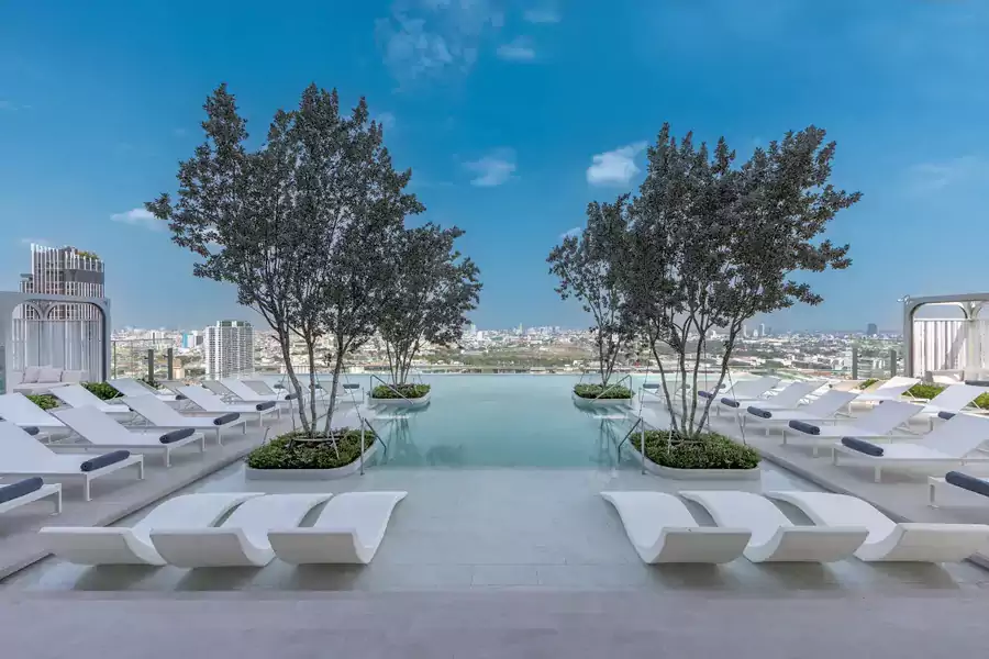 帕亚泰易思廷大酒店最圈粉的，当属那两座藏在高空的无边泳池