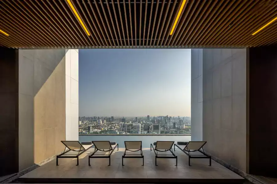 37 层的泳池则承包了傍晚的浪漫