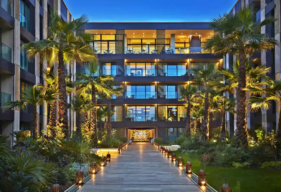 棕榈林环绕着庭院,伊斯兰风格的花纹藏在走廊的角落 棕榈林环绕着庭院,伊斯兰风格的花纹藏在走廊的角落