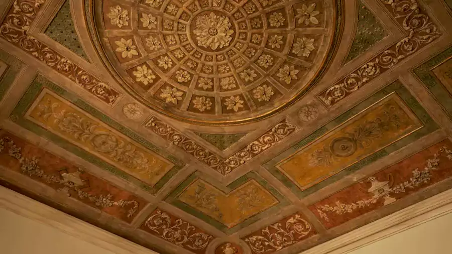 近 500 年的墙绘在墙面晕开浅淡的痕迹 近 500 年的墙绘在墙面晕开浅淡的痕迹