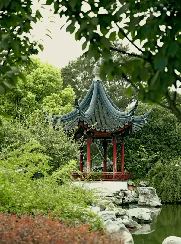 它曾是近代文物鉴赏家、网师园最后一位私人园主何亚农的故居 它曾是近代文物鉴赏家、网师园最后一位私人园主何亚农的故居