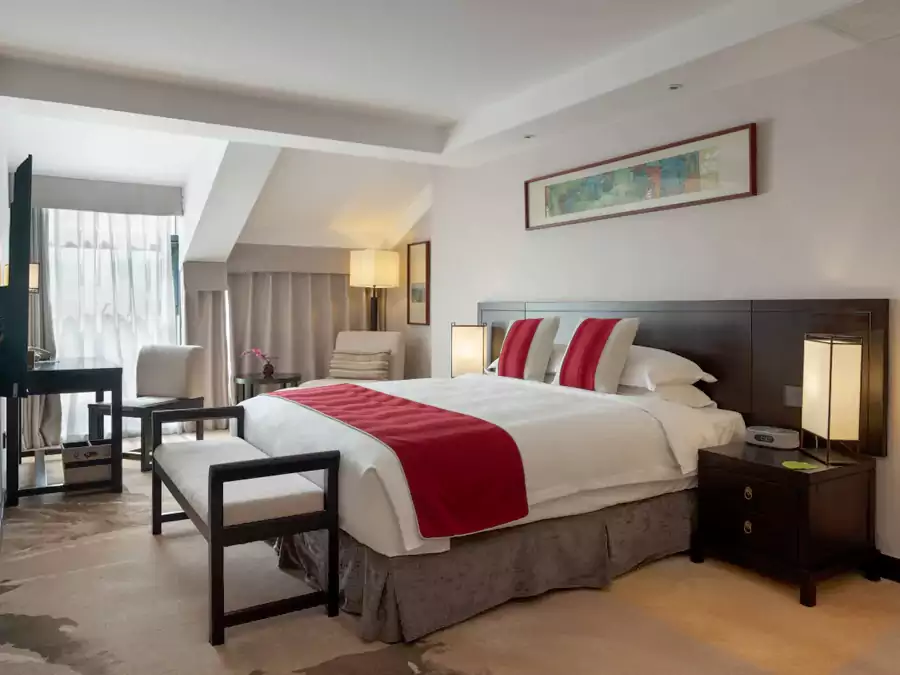 200 多间客房多集中在主楼与贵宾楼 200 多间客房多集中在主楼与贵宾楼