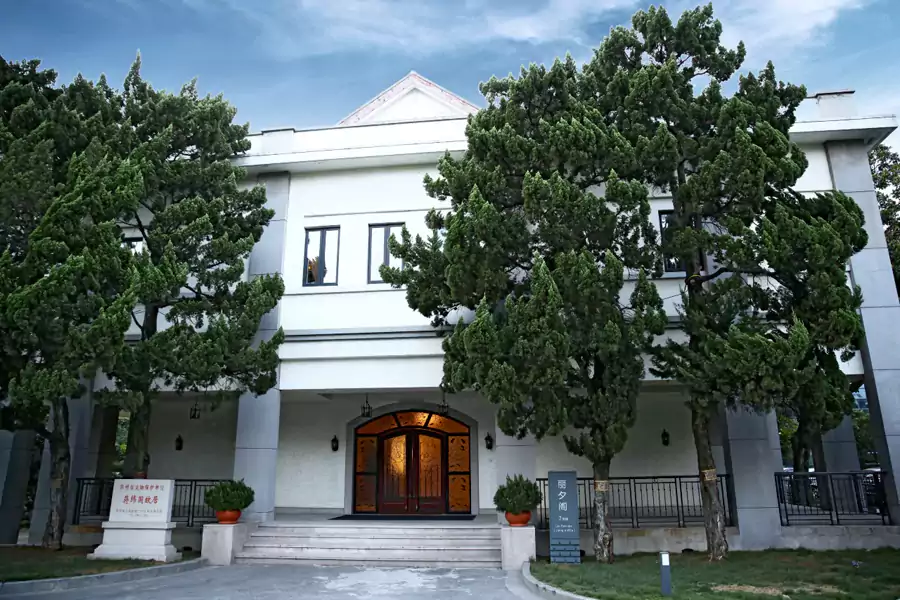 园内 280 多棵名贵树木是活的古董,每一棵都有专属编号与故事 园内 280 多棵名贵树木是活的古董,每一棵都有专属编号与故事