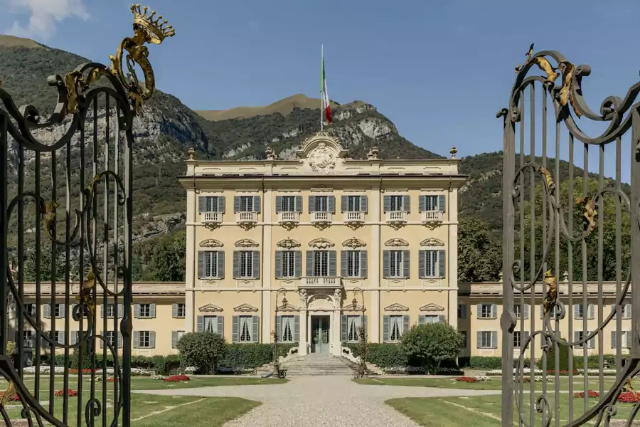 远远望去,酒店的建筑像从《布达佩斯大饭店》里走出来的 远远望去,酒店的建筑像从《布达佩斯大饭店》里走出来的