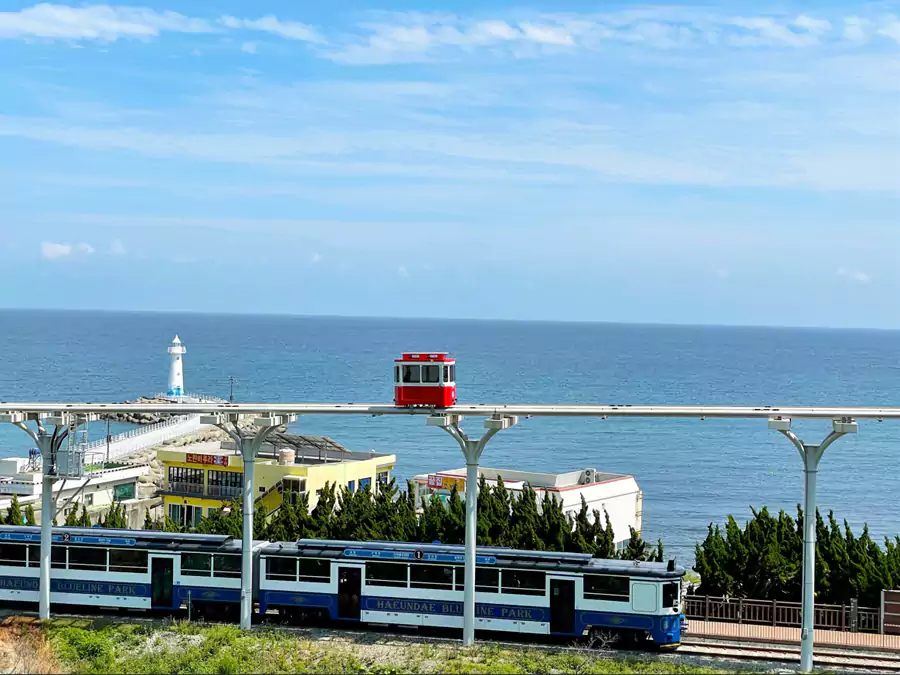 坐在复古小巧的胶囊车厢里