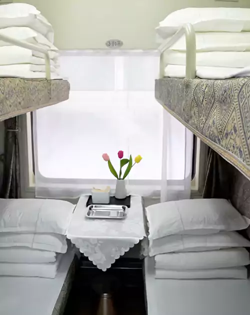 全列配备6节软卧车厢，每个包厢可容纳4人