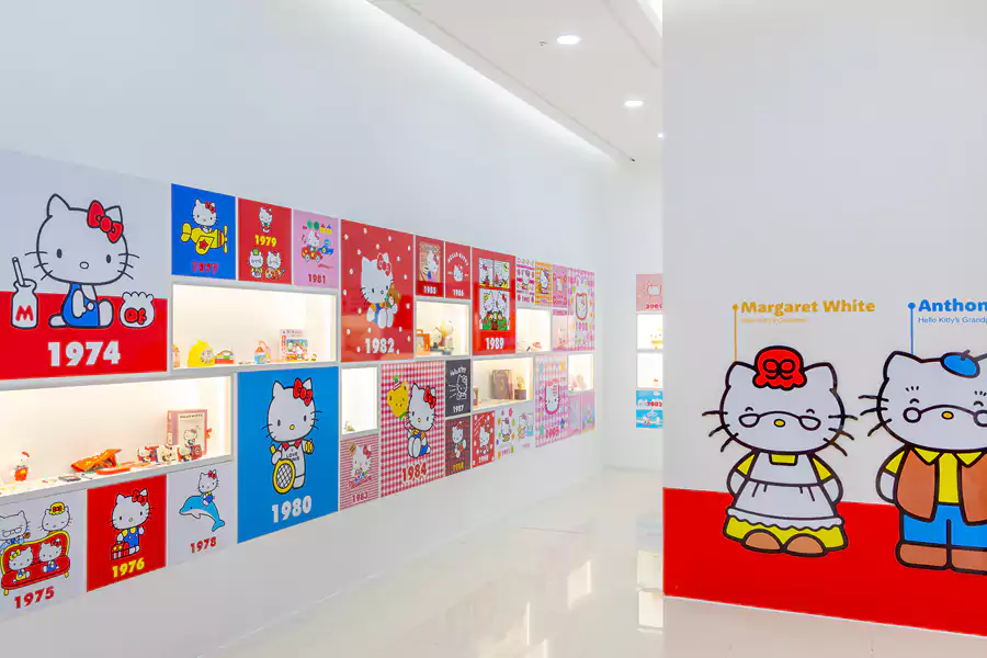 走廊上的地图贴满了彩色邮票 走廊上的地图贴满了彩色邮票