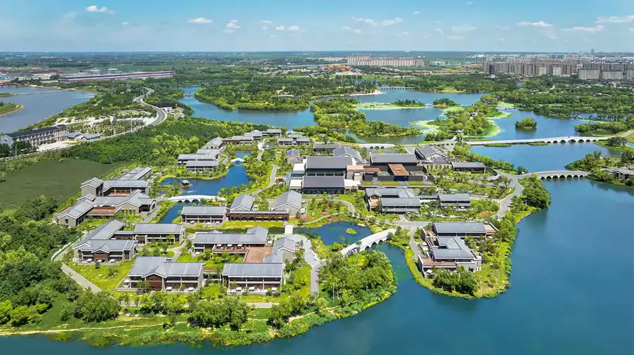 它把江南水乡的温婉和明清新中式的雅致揉在了一起