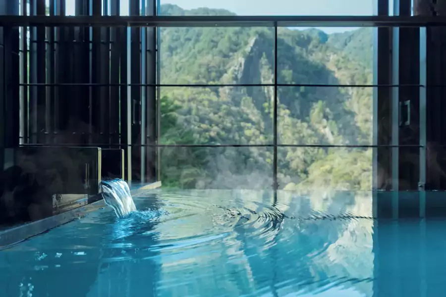 客房二楼是 24 小时流动的温泉区 客房二楼是 24 小时流动的温泉区