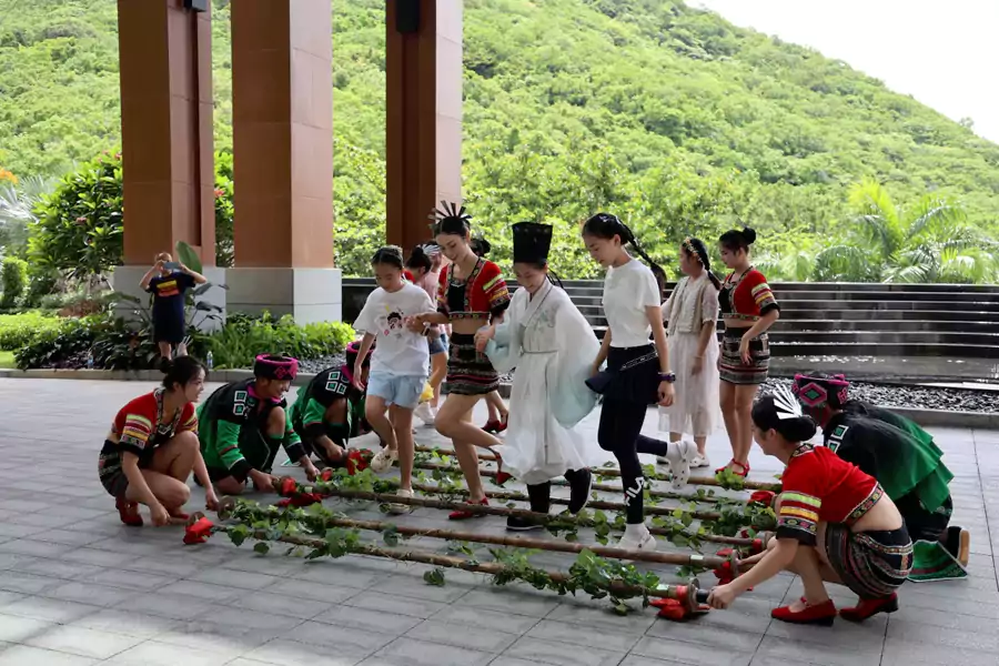 把黎族风情、非遗文化和亲子需求完美融合 把黎族风情、非遗文化和亲子需求完美融合