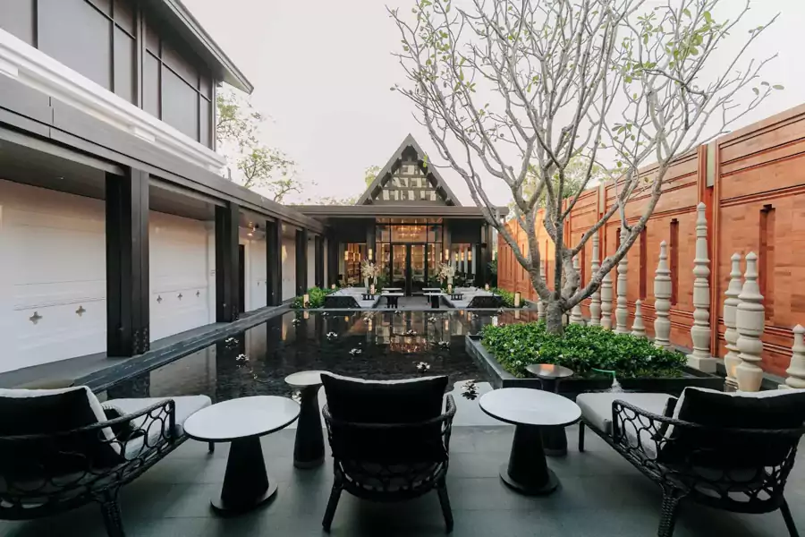 傍晚去屋顶酒吧喝鸡尾酒，看落日染橘天空