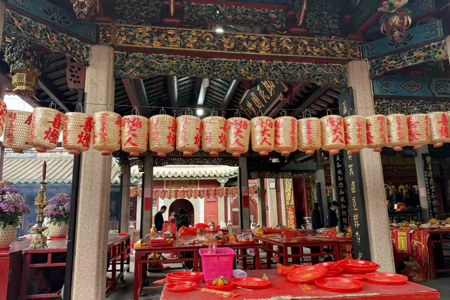 梁上的鳌鱼张着嘴,鳞片栩栩如生 梁上的鳌鱼张着嘴,鳞片栩栩如生