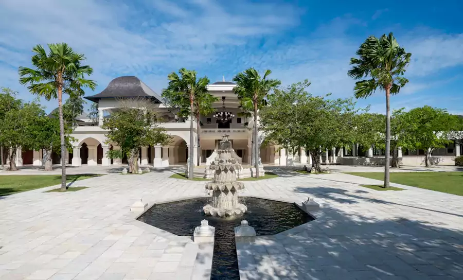 穿过爪哇传统圆柱方亭，视线会被三座泳池牵引