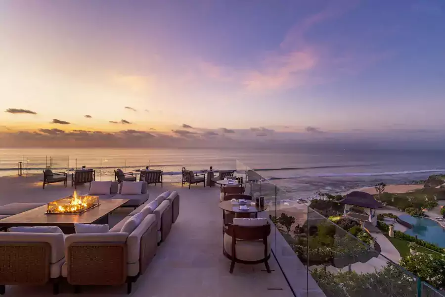 顶层的 Akasa Gastro Grill 烧烤餐厅，是观赏日落的绝佳点位