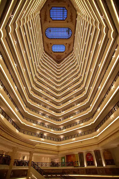 17 层高的中庭更是惊艳