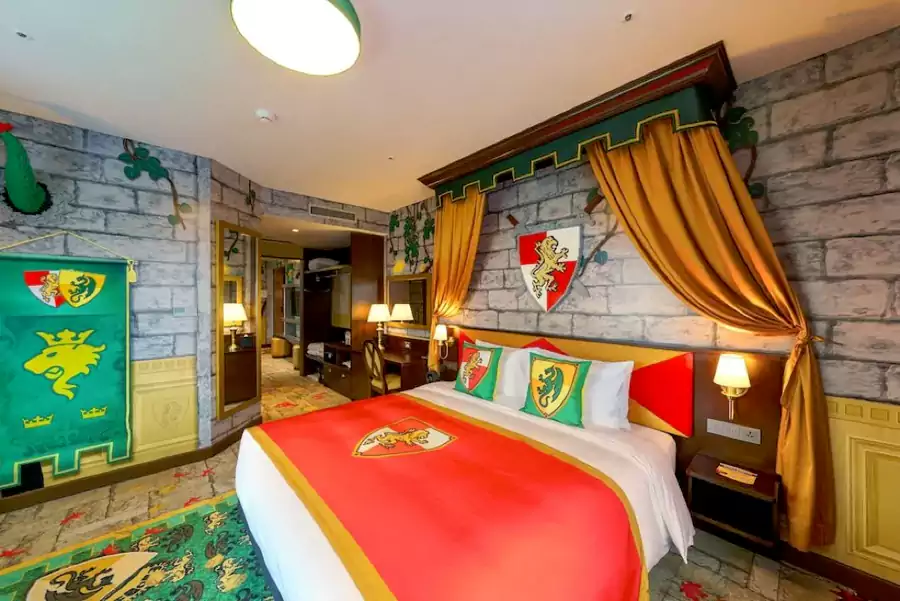 酒店有四大主题客房:王国风、乐高之友、忍者 NINJAGO、海盗 酒店有四大主题客房:王国风、乐高之友、忍者 NINJAGO、海盗