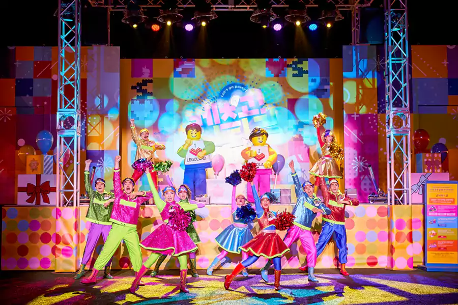 乐高剧场里,人偶剧每天准时开演 乐高剧场里,人偶剧每天准时开演