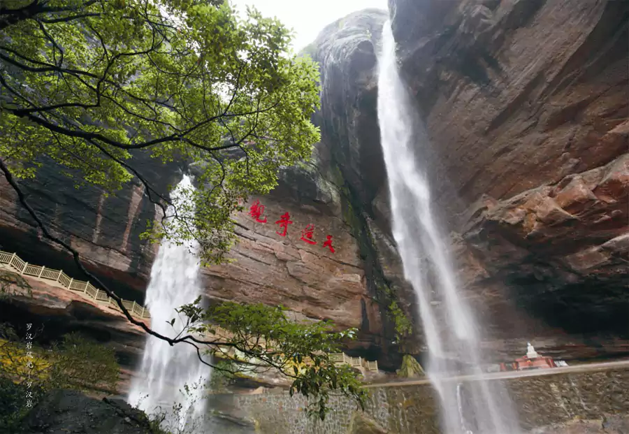 这片山水不仅吸引了僧人驻足，更让历代文人墨客流连忘返