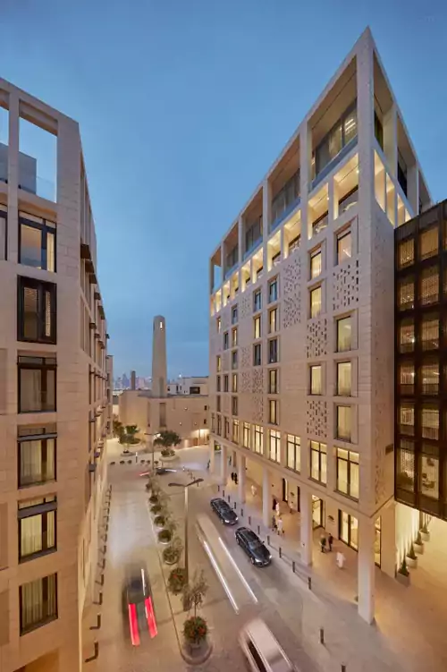 百叶窗既是天然的遮阳透气系统，又呼应了伊斯兰建筑