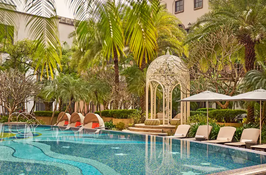 露天泳池游泳,抬头就能望见台北 101 的身影 露天泳池游泳,抬头就能望见台北 101 的身影