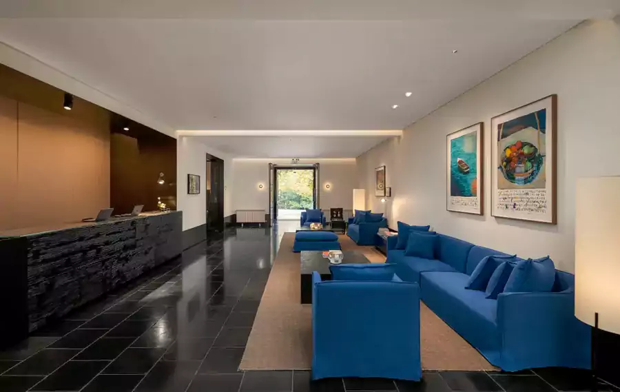 前厅里蓝色沙发排得整齐