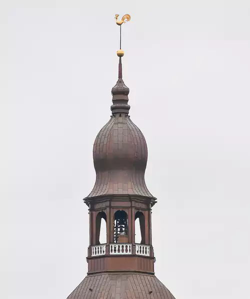 每栋高层建筑的顶部，都矗立着一只镀金风信鸡