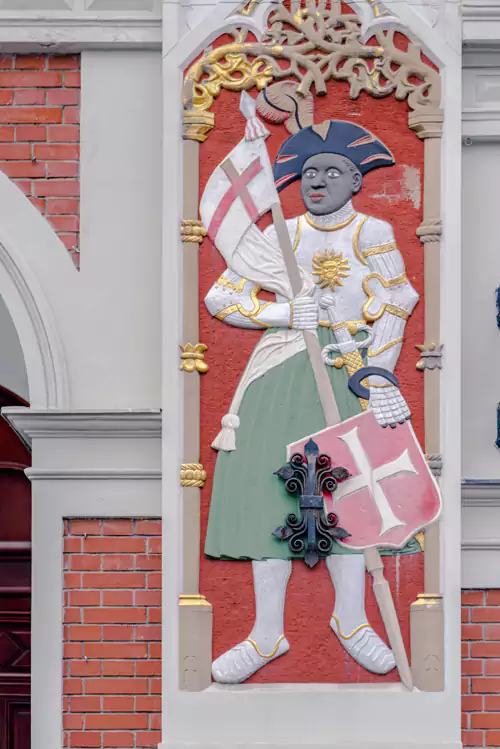 浮雕与塑像布满墙面