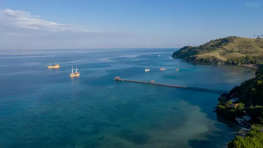 普拉塔伦科莫多海滩度假村坐落在 Waecicu 海滩附近的海湾岬角上 普拉塔伦科莫多海滩度假村坐落在 Waecicu 海滩附近的海湾岬角上