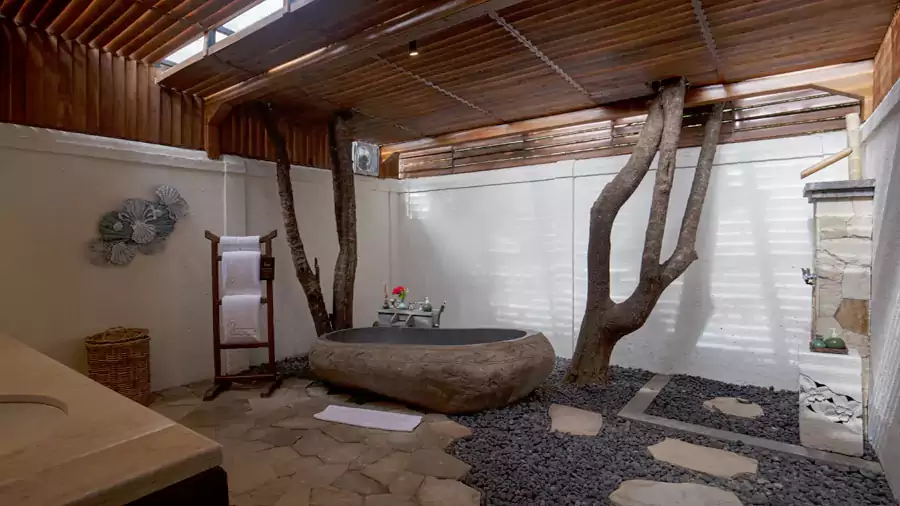 一整块原生巨石被精心凿刻成浴缸 一整块原生巨石被精心凿刻成浴缸